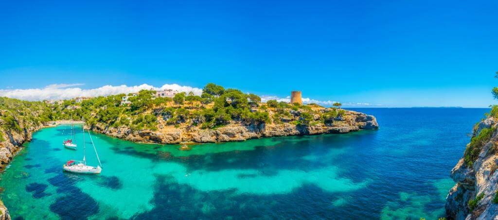 Traumhafter Strand von Cala Pi auf Mallorca in wunderschöner Bucht